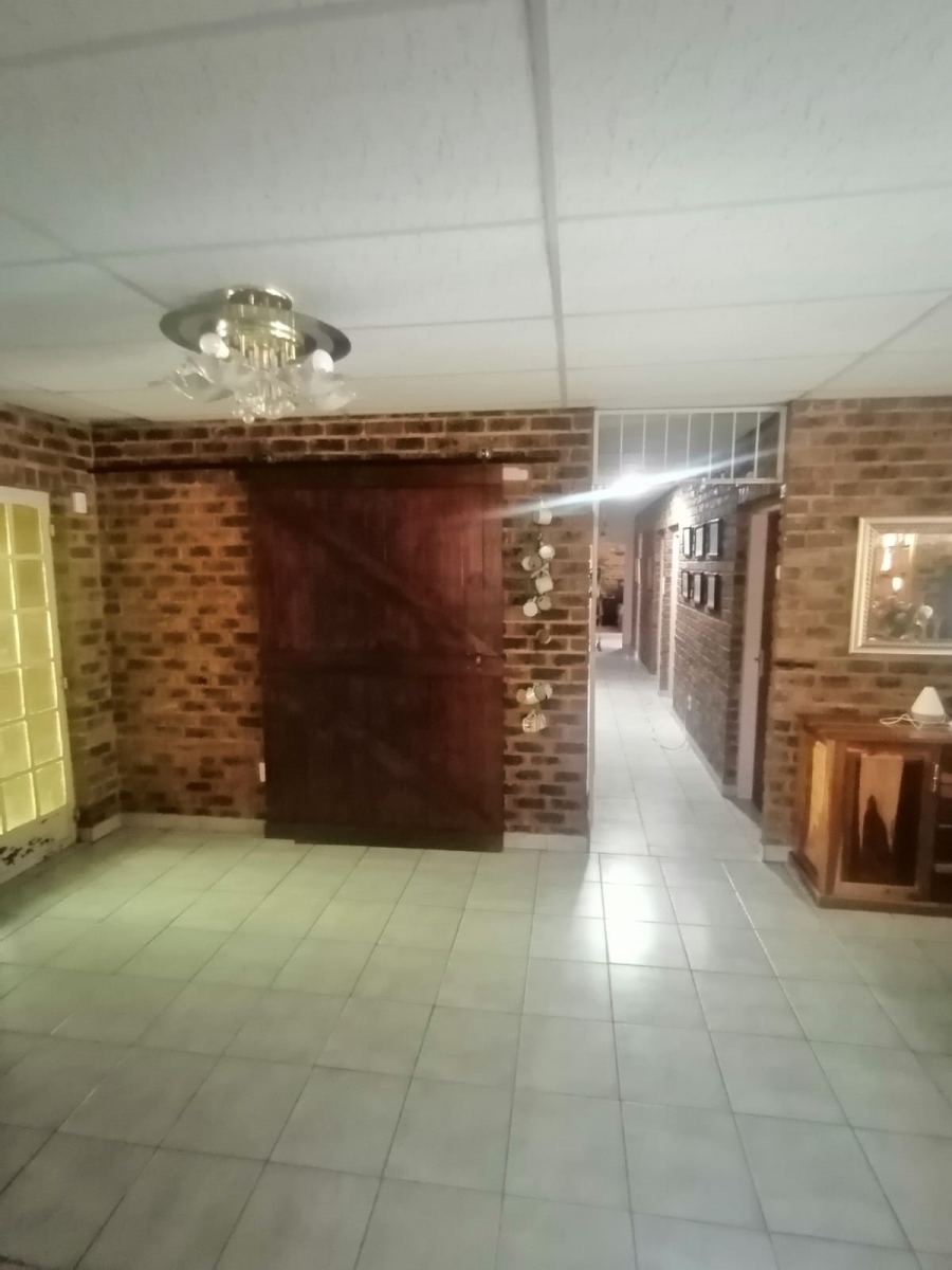 5 Bedroom Property for Sale in Vaaloewer Gauteng