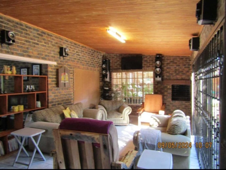 5 Bedroom Property for Sale in Vaaloewer Gauteng