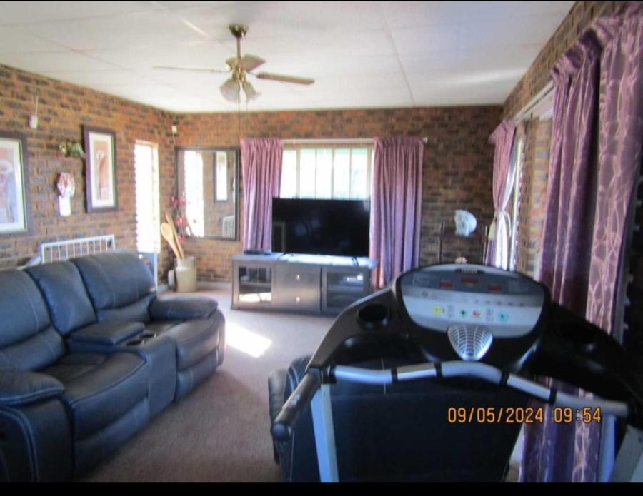 5 Bedroom Property for Sale in Vaaloewer Gauteng