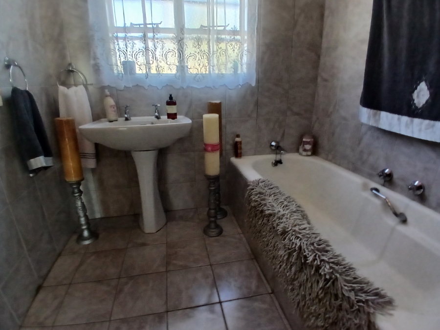 3 Bedroom Property for Sale in Dunnottar Gauteng