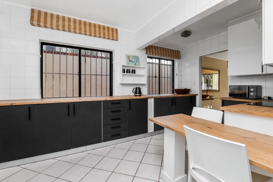 To Let 4 Bedroom Property for Rent in Sandown Gauteng