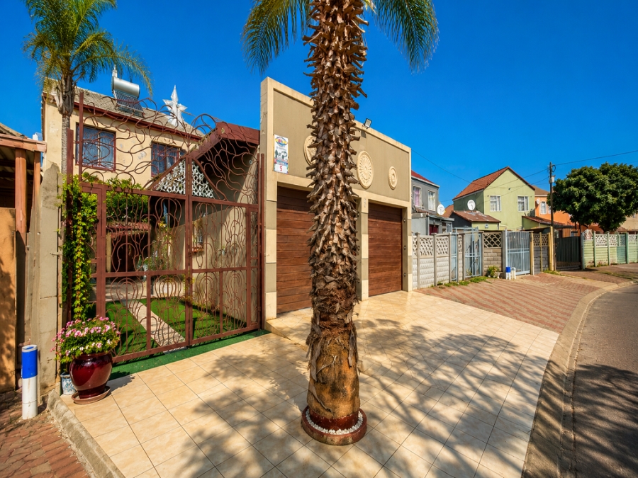 4 Bedroom Property for Sale in Lenasia Gauteng