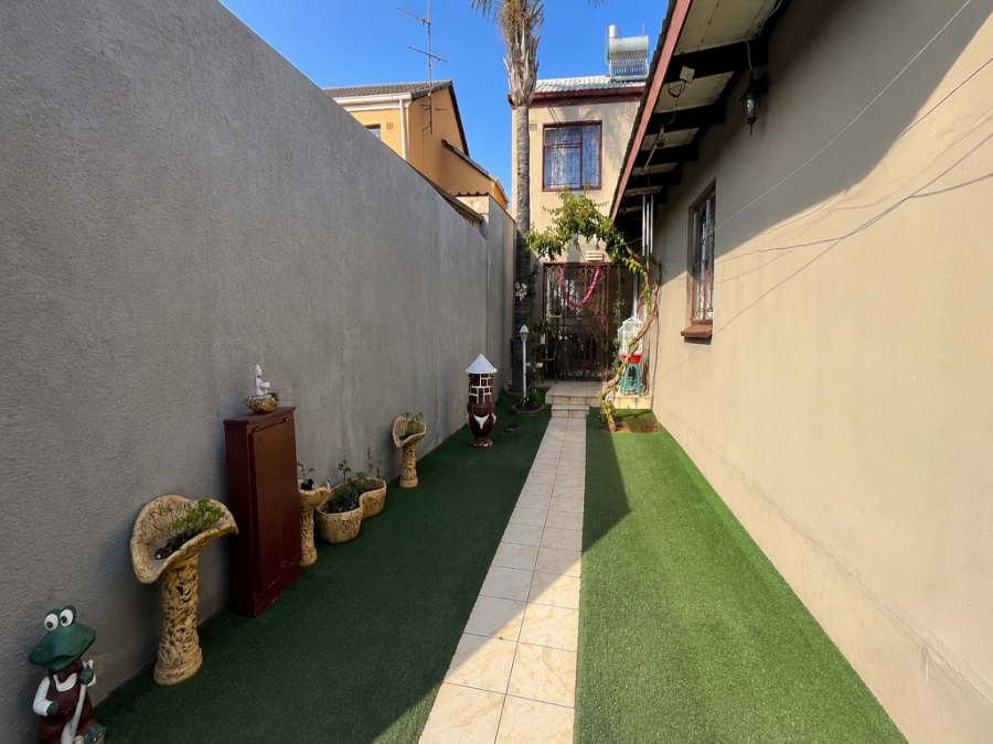 4 Bedroom Property for Sale in Lenasia Gauteng