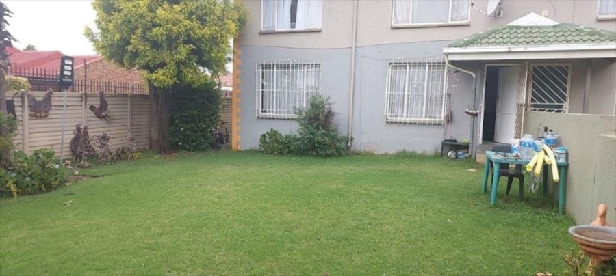 2 Bedroom Property for Sale in Glen Marais Gauteng