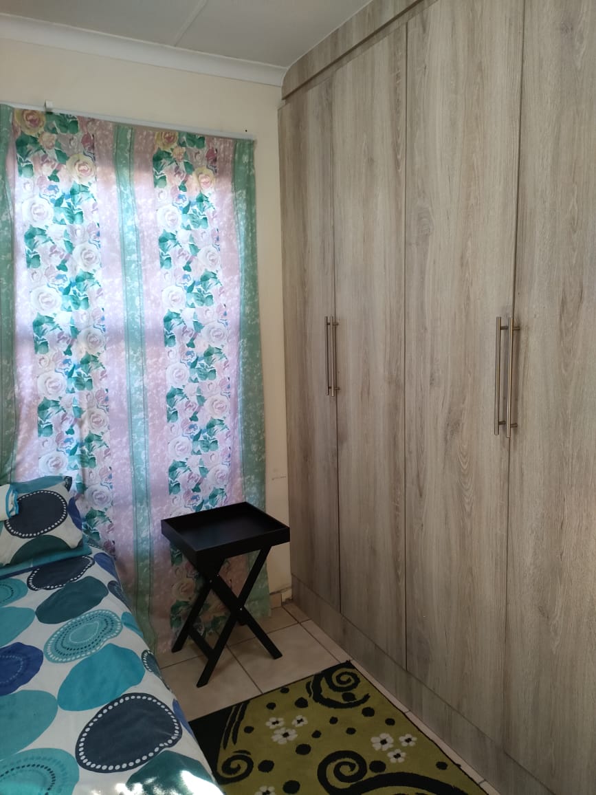 To Let 2 Bedroom Property for Rent in Fleurhof Gauteng