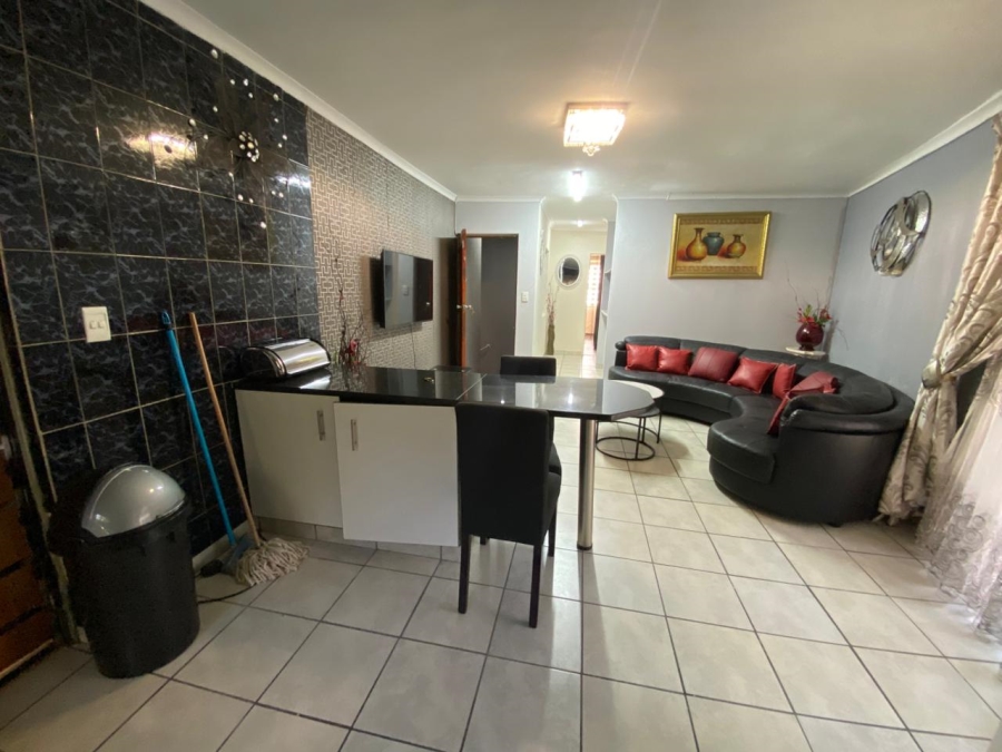 To Let 2 Bedroom Property for Rent in Bryanston Gauteng