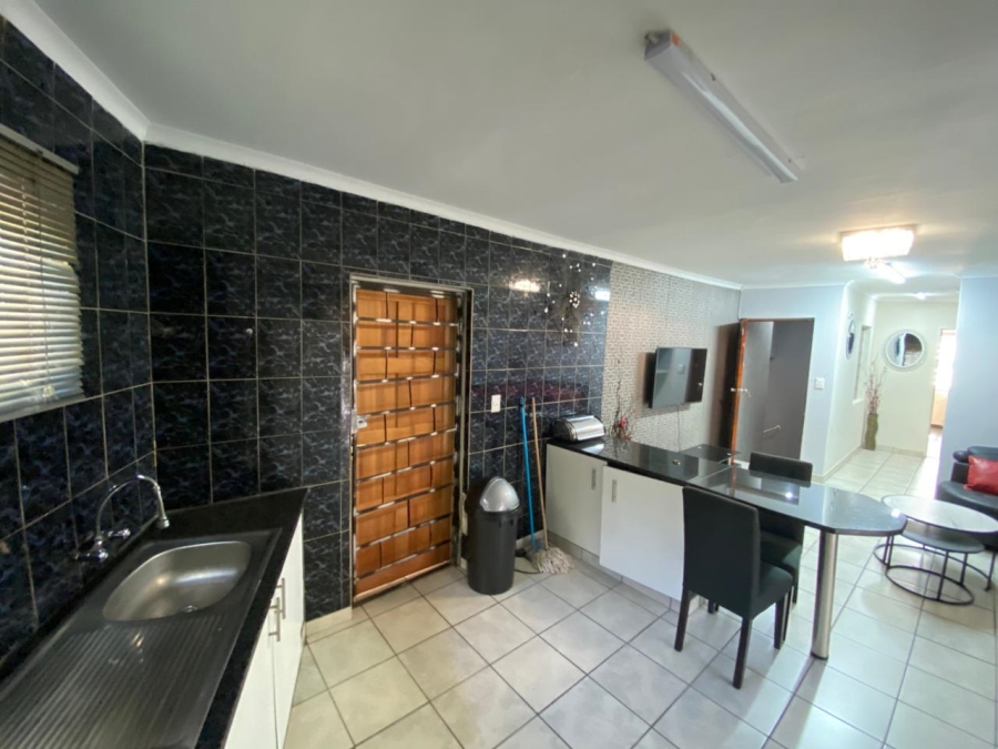 To Let 2 Bedroom Property for Rent in Bryanston Gauteng