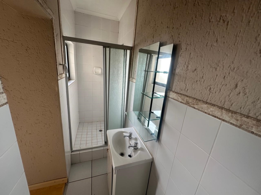 To Let 2 Bedroom Property for Rent in Constantia Kloof Gauteng