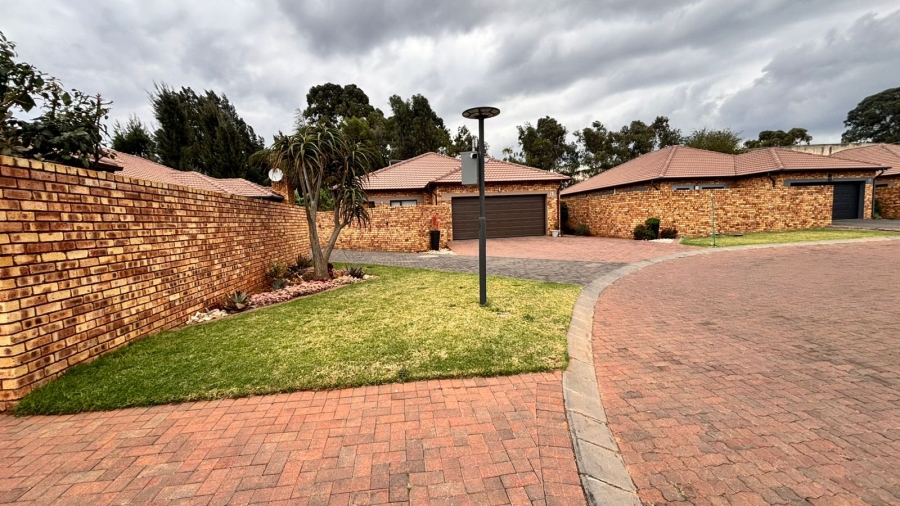 3 Bedroom Property for Sale in Dayanglen Gauteng