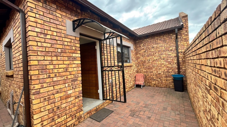3 Bedroom Property for Sale in Dayanglen Gauteng