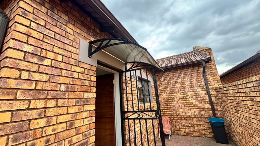 3 Bedroom Property for Sale in Dayanglen Gauteng