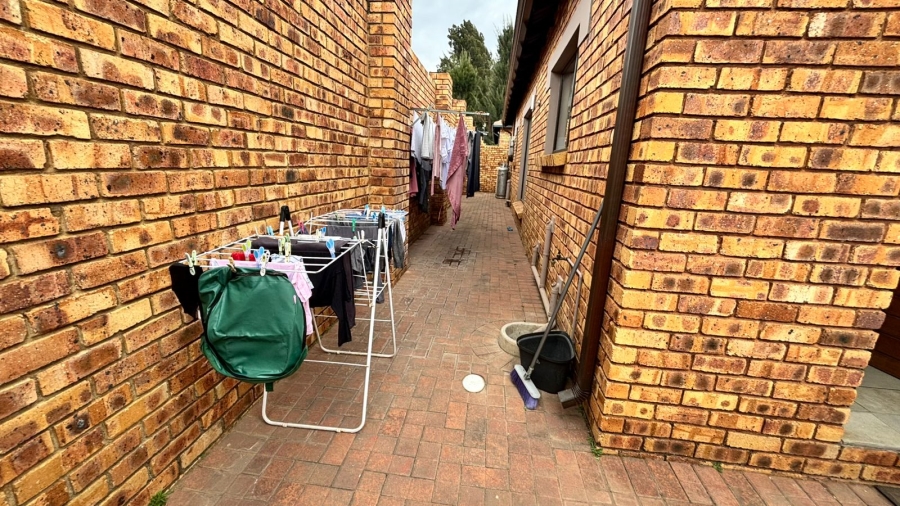 3 Bedroom Property for Sale in Dayanglen Gauteng