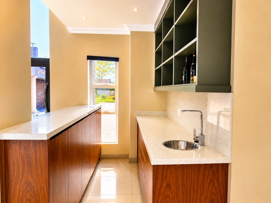 5 Bedroom Property for Sale in Heuwelsig Estate Gauteng