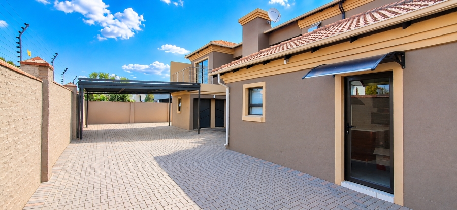 5 Bedroom Property for Sale in Heuwelsig Estate Gauteng