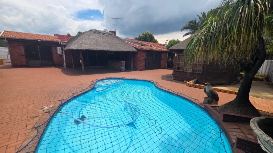 3 Bedroom Property for Sale in Brackendowns Gauteng