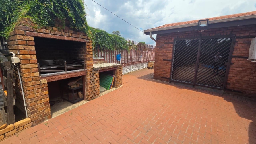 3 Bedroom Property for Sale in Brackendowns Gauteng