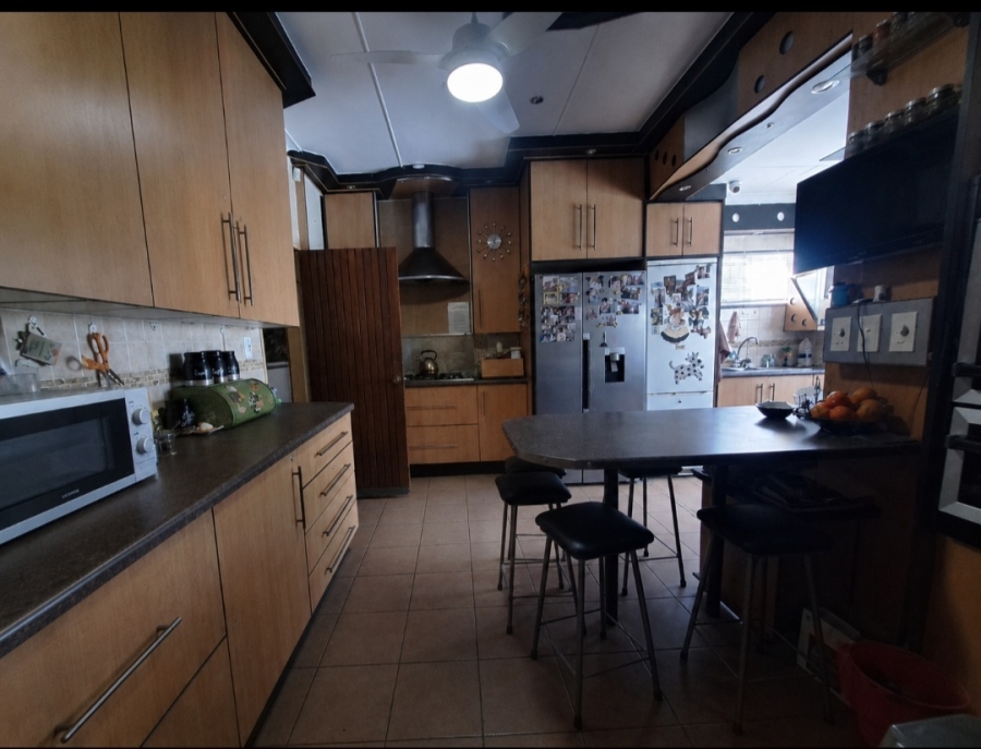 7 Bedroom Property for Sale in Mooilande Gauteng