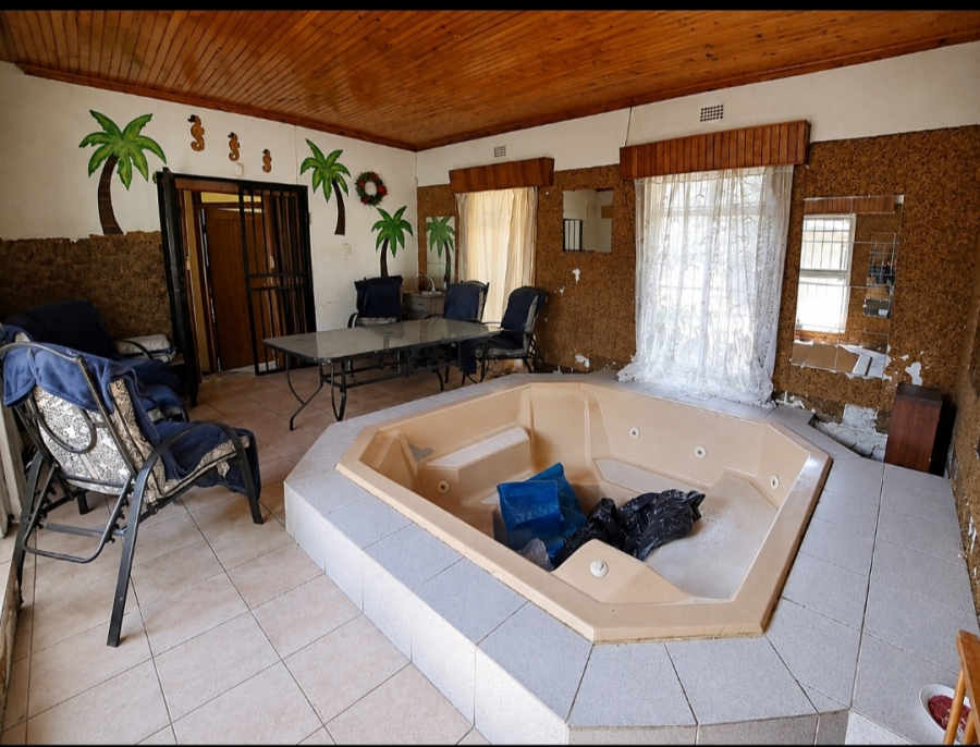 7 Bedroom Property for Sale in Mooilande Gauteng