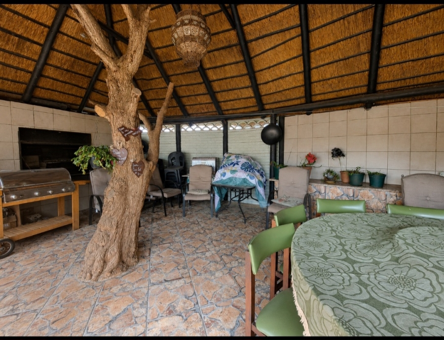 7 Bedroom Property for Sale in Mooilande Gauteng