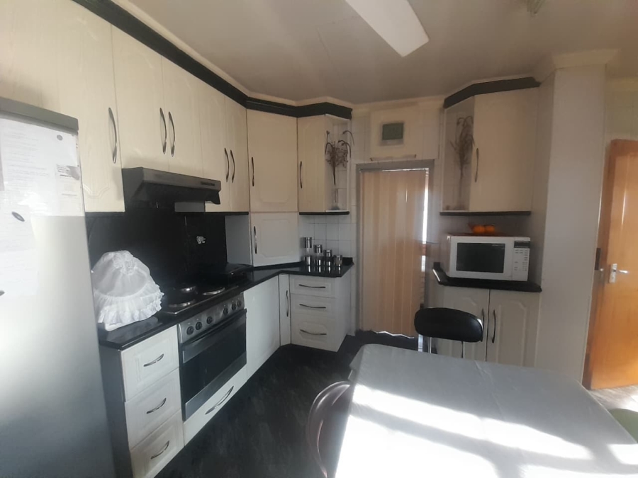 7 Bedroom Property for Sale in Mackenzieville Gauteng