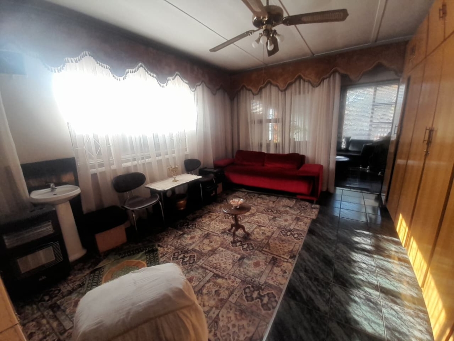 7 Bedroom Property for Sale in Mackenzieville Gauteng
