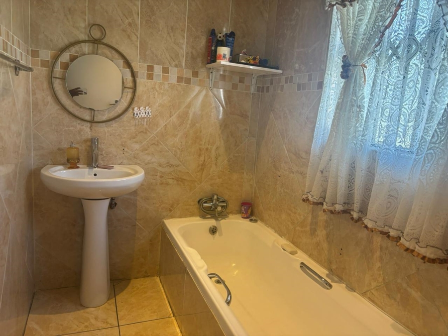 4 Bedroom Property for Sale in Albertsdal Gauteng