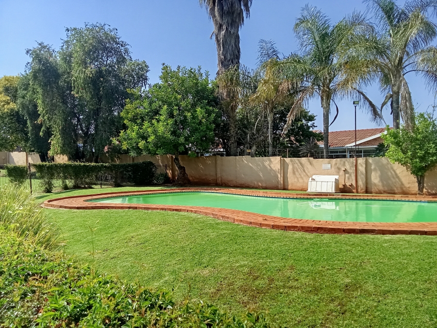 2 Bedroom Property for Sale in Roodekrans Gauteng