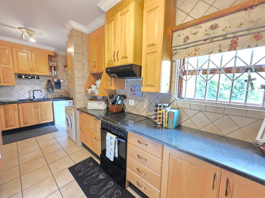 To Let 5 Bedroom Property for Rent in Woodhill Estate Gauteng