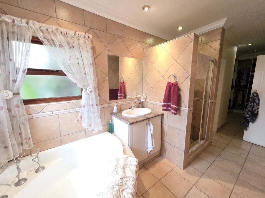 To Let 5 Bedroom Property for Rent in Woodhill Estate Gauteng