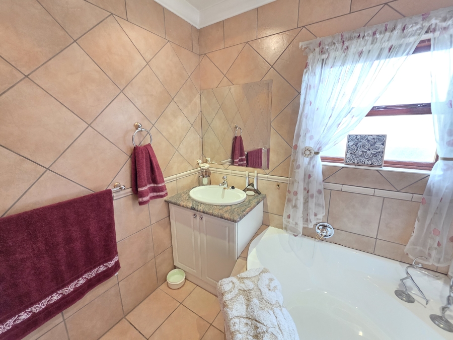 To Let 5 Bedroom Property for Rent in Woodhill Estate Gauteng