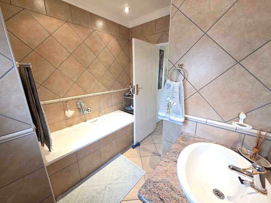 To Let 5 Bedroom Property for Rent in Woodhill Estate Gauteng