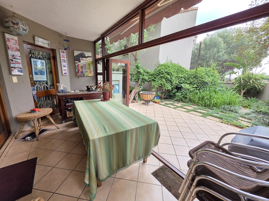 To Let 5 Bedroom Property for Rent in Woodhill Estate Gauteng