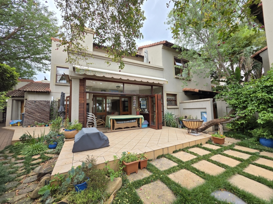 To Let 5 Bedroom Property for Rent in Woodhill Estate Gauteng