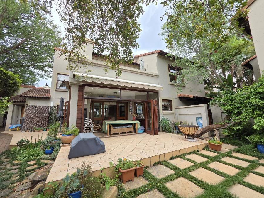 To Let 5 Bedroom Property for Rent in Woodhill Estate Gauteng