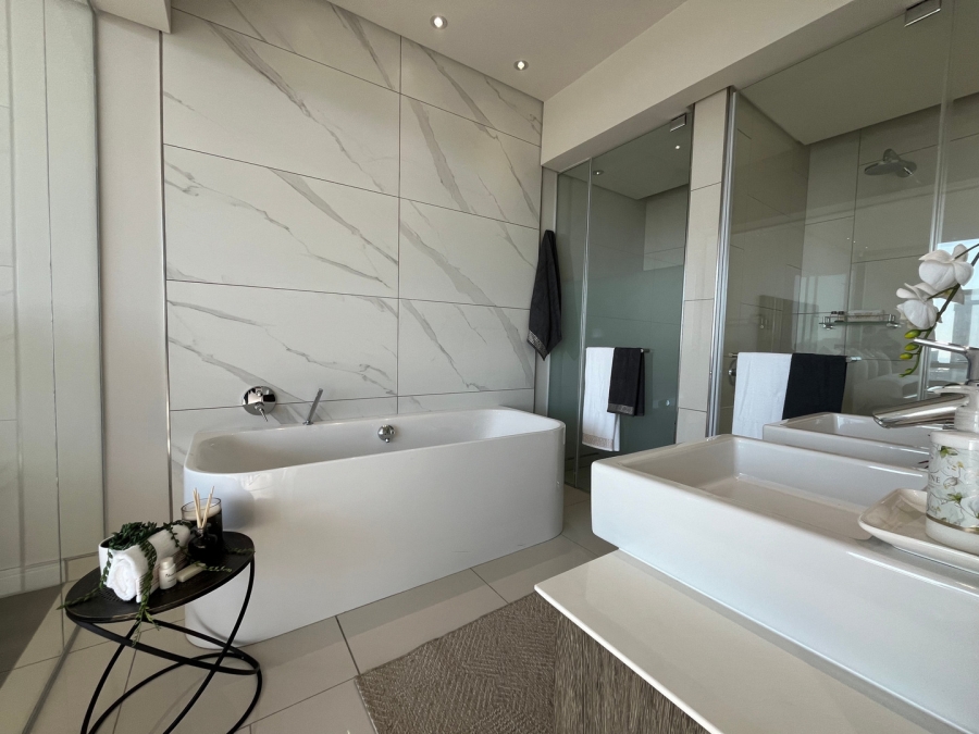 To Let 2 Bedroom Property for Rent in Sandhurst Gauteng