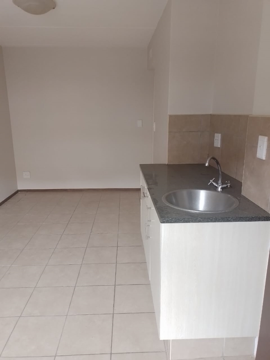 To Let 1 Bedroom Property for Rent in Noordwyk Gauteng