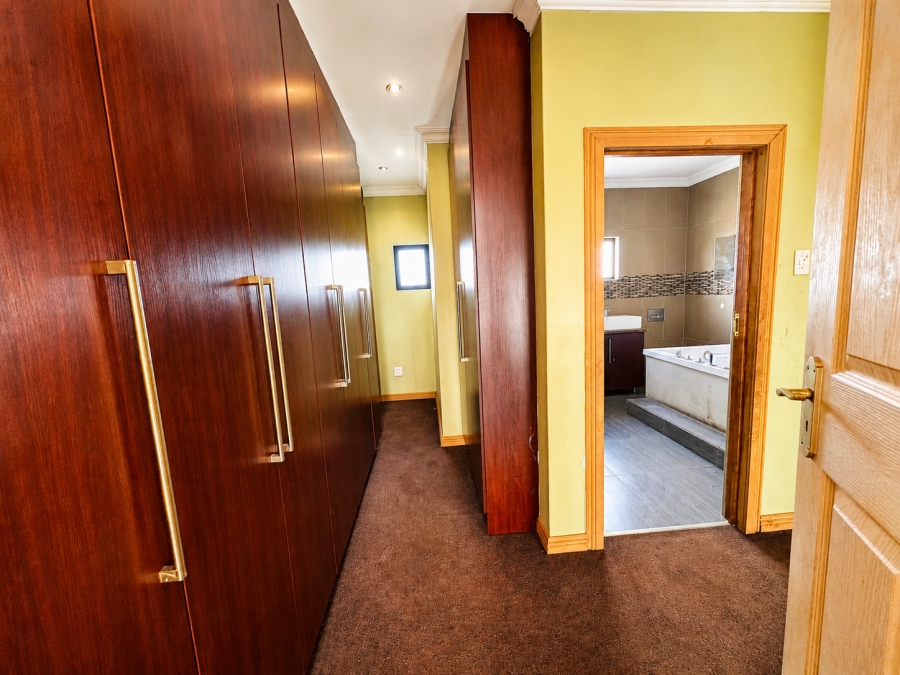 5 Bedroom Property for Sale in Heuwelsig Estate Gauteng
