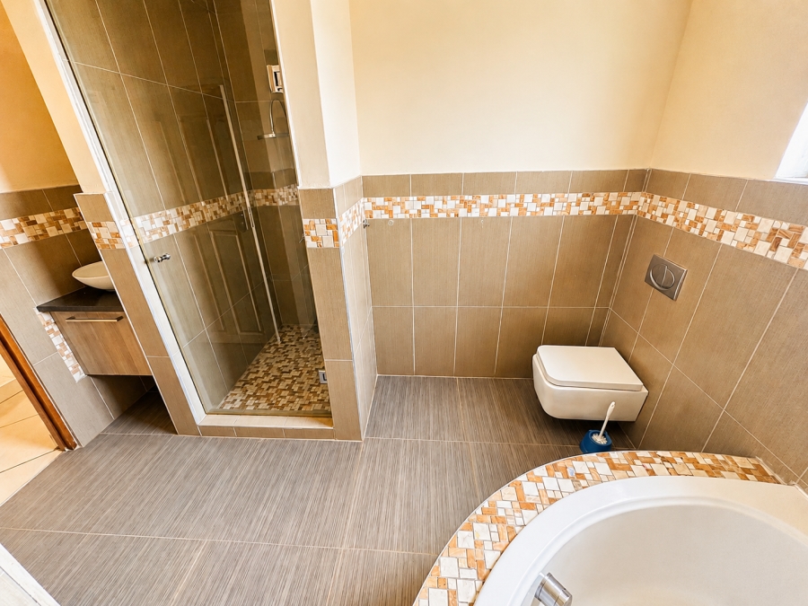 5 Bedroom Property for Sale in Heuwelsig Estate Gauteng