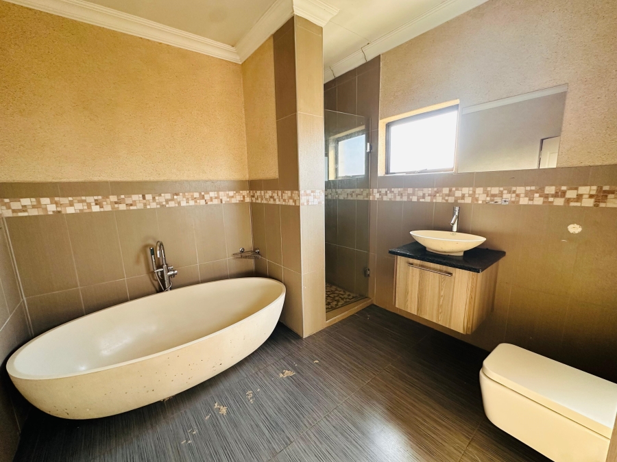 5 Bedroom Property for Sale in Heuwelsig Estate Gauteng