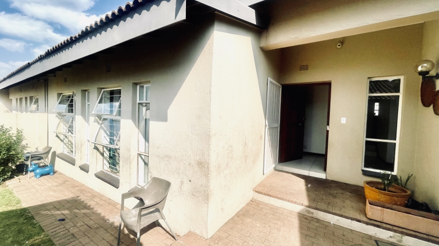 3 Bedroom Property for Sale in Buccleuch Gauteng