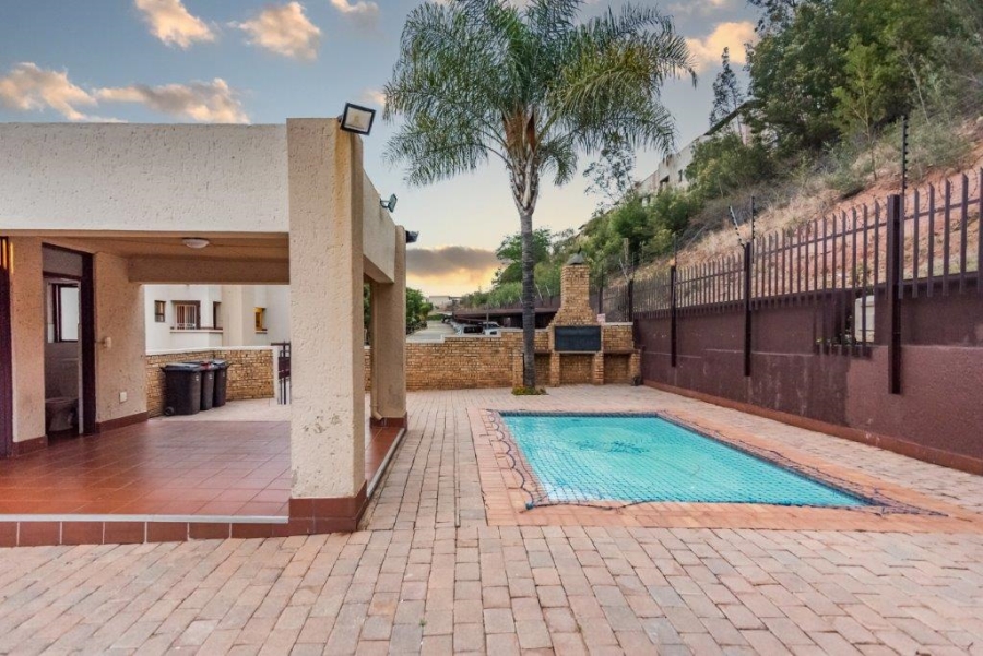 To Let 2 Bedroom Property for Rent in Constantia Kloof Gauteng
