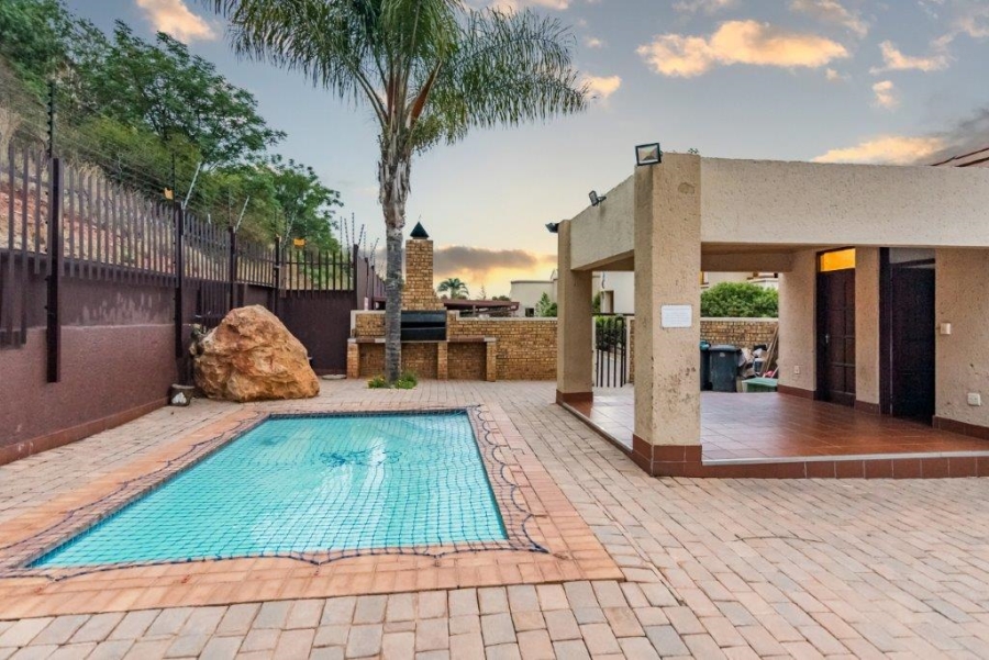 To Let 2 Bedroom Property for Rent in Constantia Kloof Gauteng