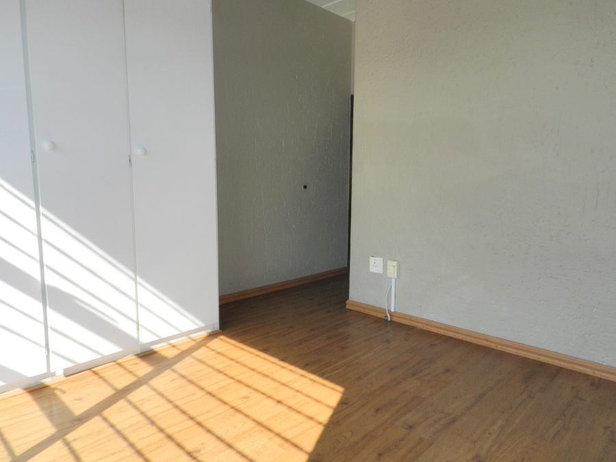 To Let 2 Bedroom Property for Rent in Constantia Kloof Gauteng