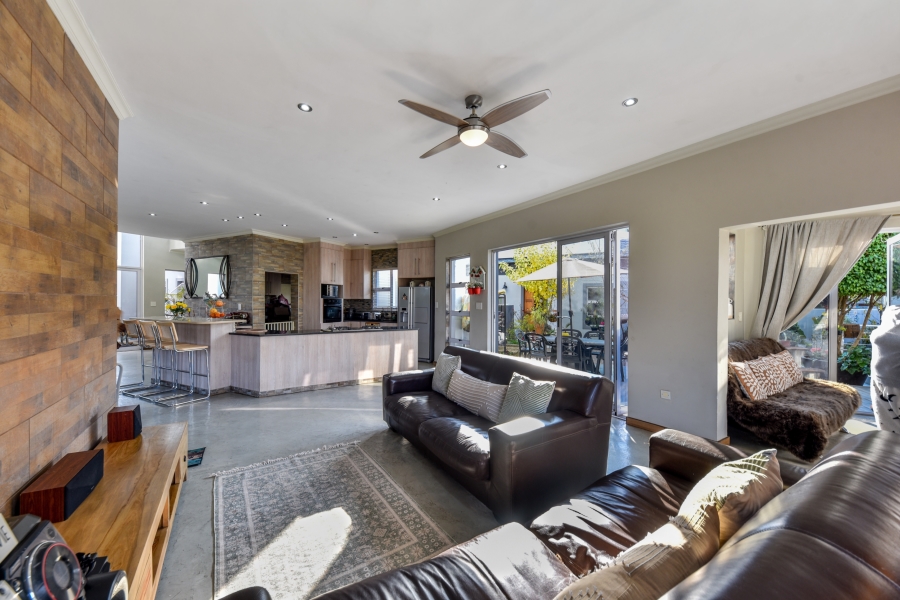5 Bedroom Property for Sale in Blue Valley Golf Estate Gauteng