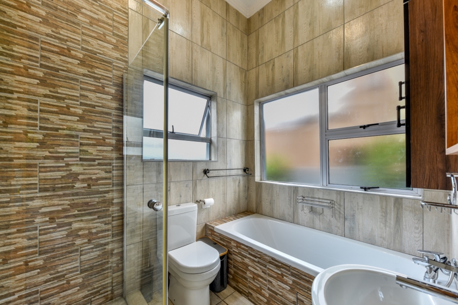 5 Bedroom Property for Sale in Blue Valley Golf Estate Gauteng