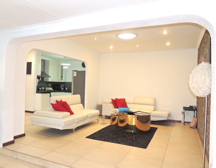 4 Bedroom Property for Sale in Strubensvallei Gauteng