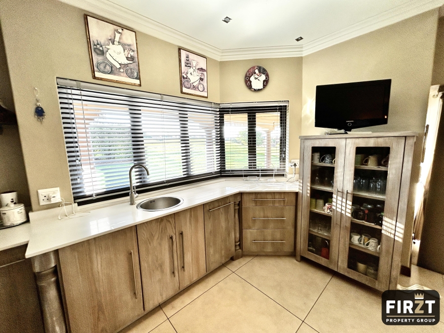 5 Bedroom Property for Sale in Blue Valley Golf Estate Gauteng