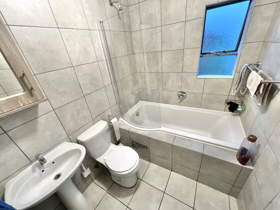 2 Bedroom Property for Sale in Heuweloord Gauteng