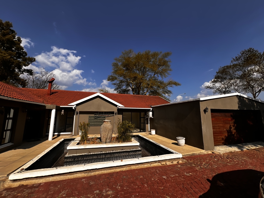 To Let 4 Bedroom Property for Rent in Vorna Valley Gauteng