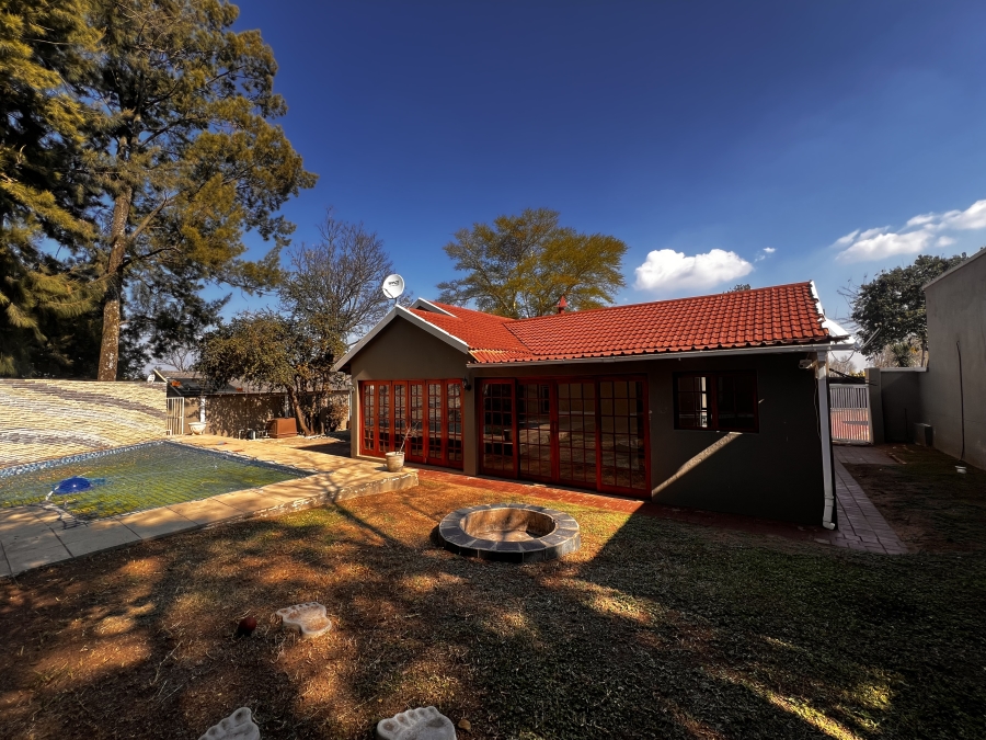To Let 4 Bedroom Property for Rent in Vorna Valley Gauteng